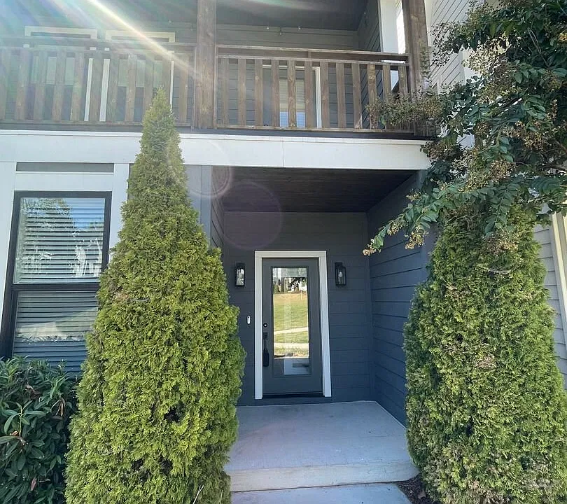 530 Edwin St #17