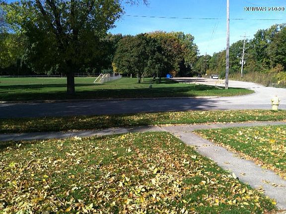 3rd image of 1850 Tamarack Ave NW