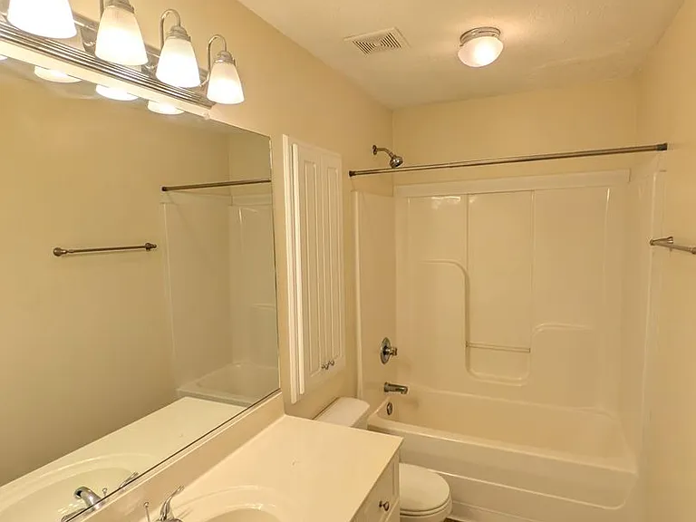 526 Edgecliff Ln — Photo 13