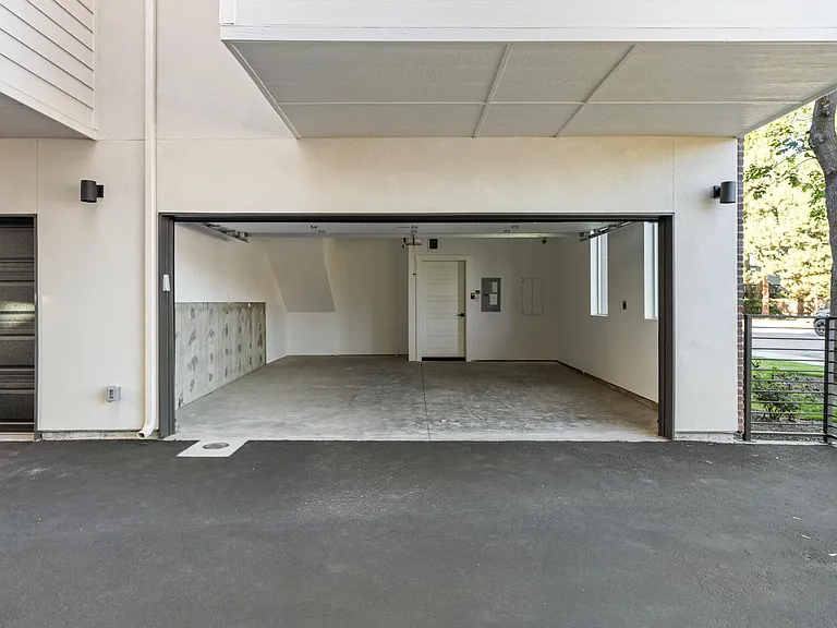 2931 W Jordan St — Photo 2