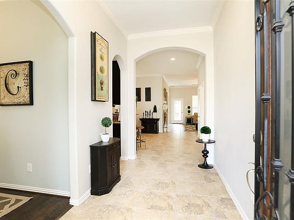 Welcome to this beautifully maintained home!!