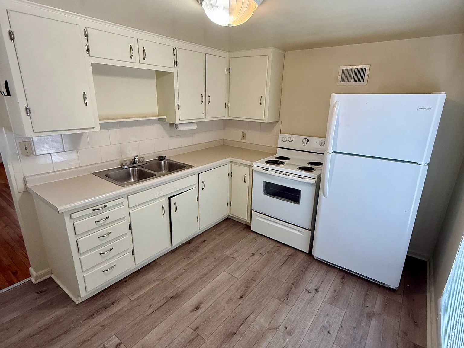 2 bed, 936 sqft, $1,195 — Photo 2