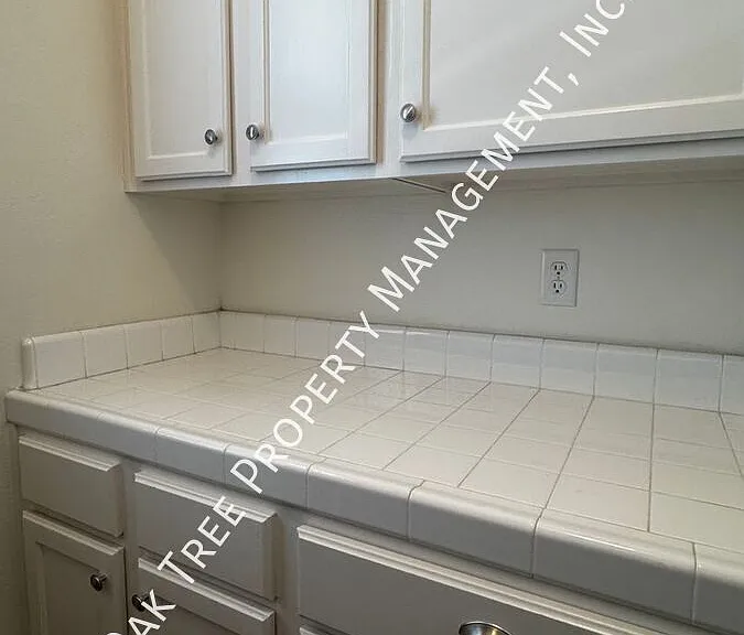 679 W Lisbon Ln — Photo 12
