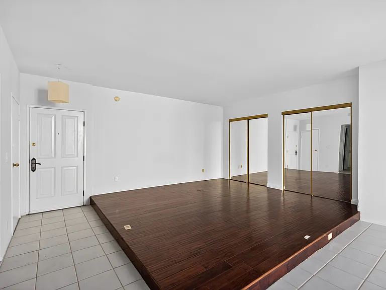 Woodman Ave Apartments — Photo 14
