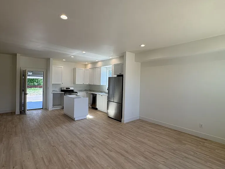 17 Grove Ln — Photo 3