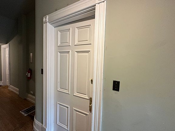 4th image of 115 S 10th St APT 1