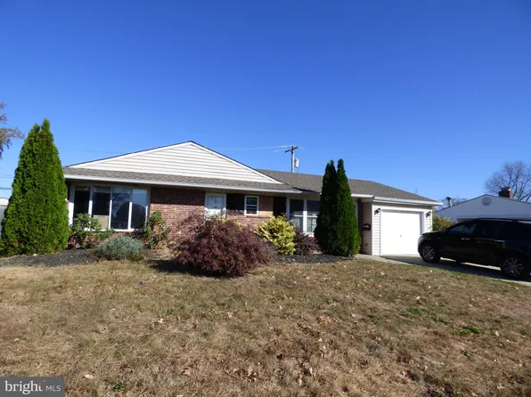 22 Favored Ln, Levittown, PA 19055