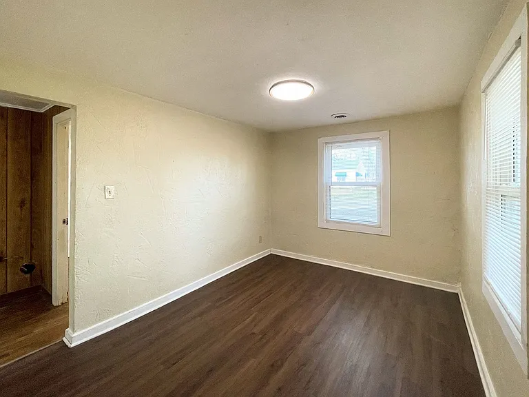 939 E 9th Ave — Photo 4