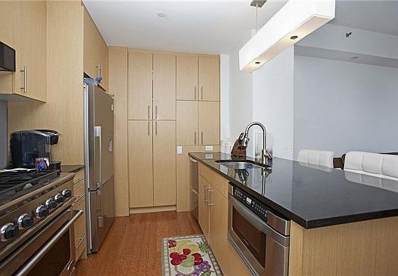 3rd image of 5-49 Borden Ave #E7