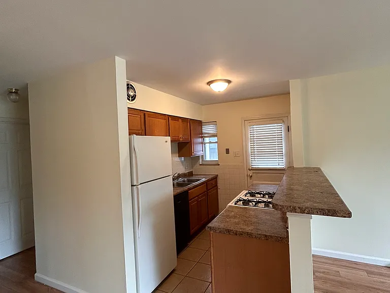 6125 Victoria Ave — Photo 3