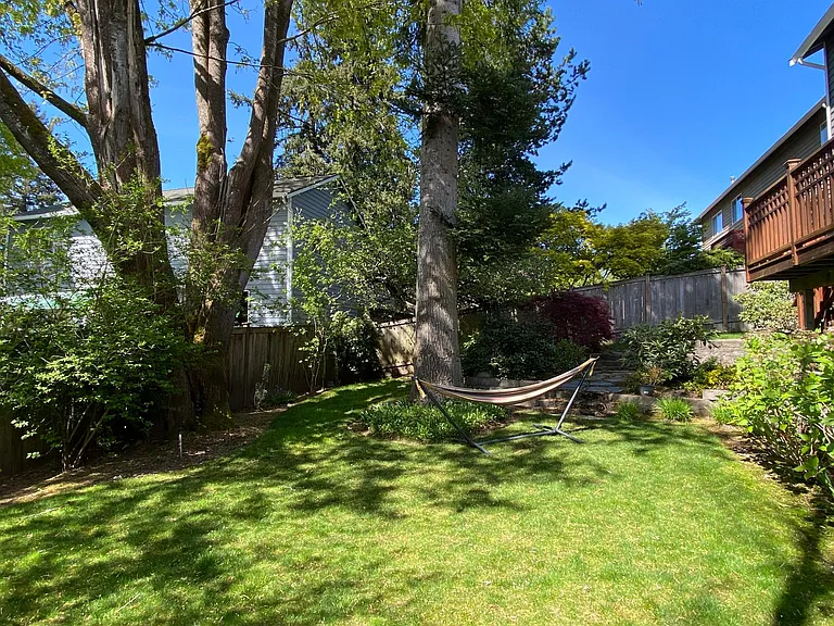 Huge, well maintained yard with fruit trees - the apple tree gives 100s of really good quality apples every year!