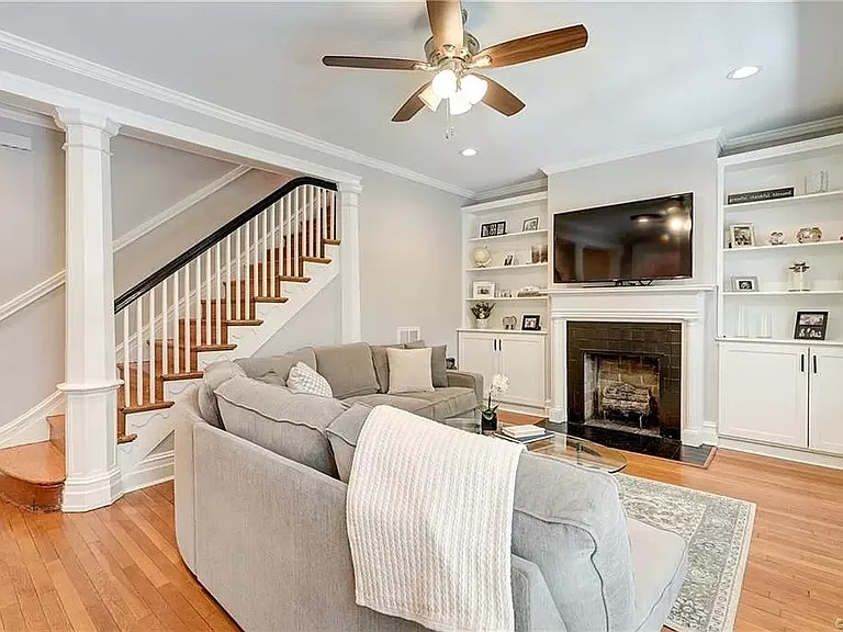 2414 Maplewood Ave — Photo 7