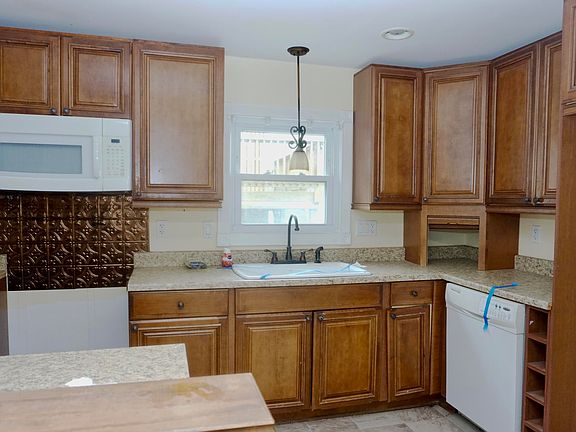3rd image of 1406 Summit Ave