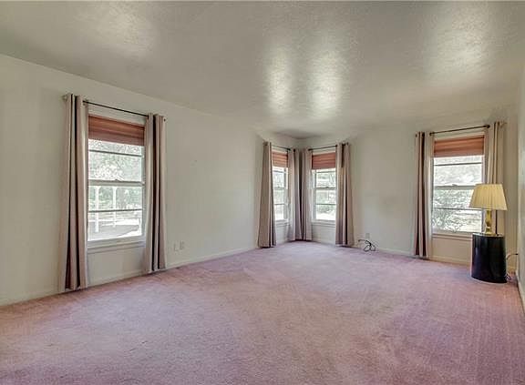 5th image of 6929 Victoria Ave