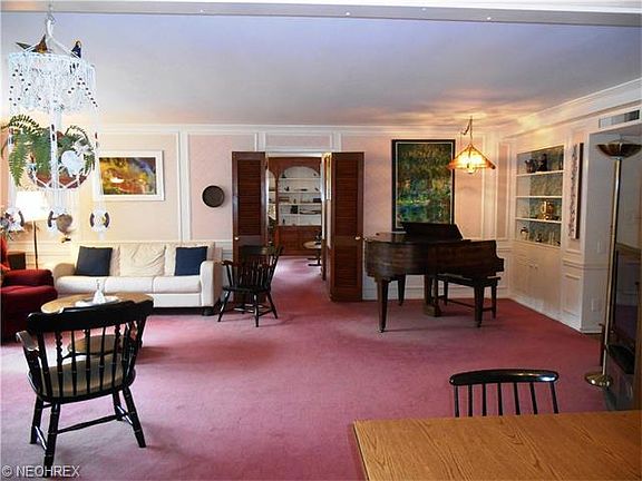 4th image of 19201 Van Aken Blvd APT 204