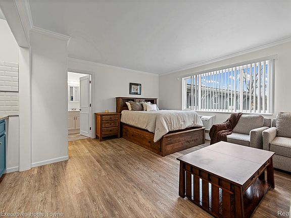 5th image of 4500 Lakeshore Rd APT 20