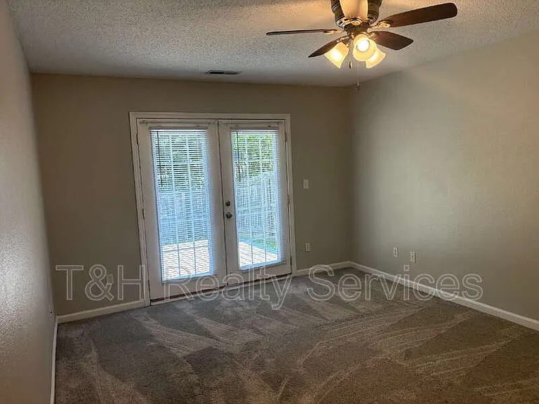 636 Locust Grove Ln — Photo 9