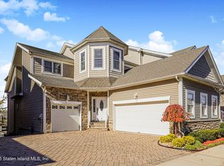 78 Topside Ln, Staten Island, NY 10309