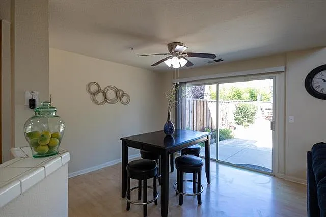3 bed, 2.5 bath, 1356 sqft, $4,300 — Photo 4