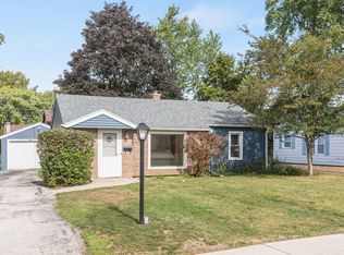 228 Woodlawn Dr, Mundelein, IL