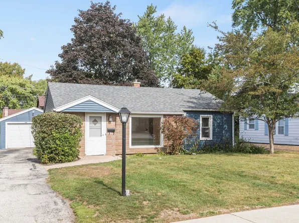 228 Woodlawn Dr, Mundelein, IL 60060