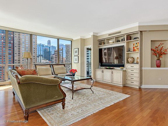 4th image of 21 E Huron St APT 1605