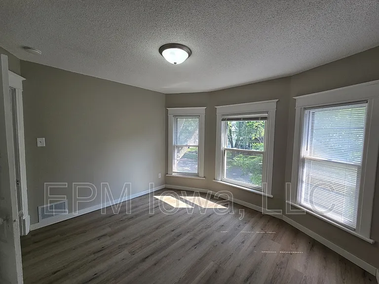 422 Baltimore St — Photo 20