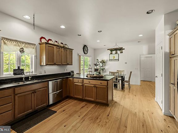 4th image of 1881 Georgetown Rd