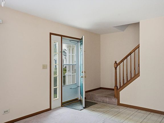 3rd image of 682 Fieldcrest Dr Unit A