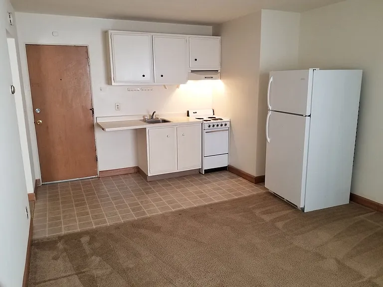 MAY RENT FREE - Sign on this Studio today! — Photo 21