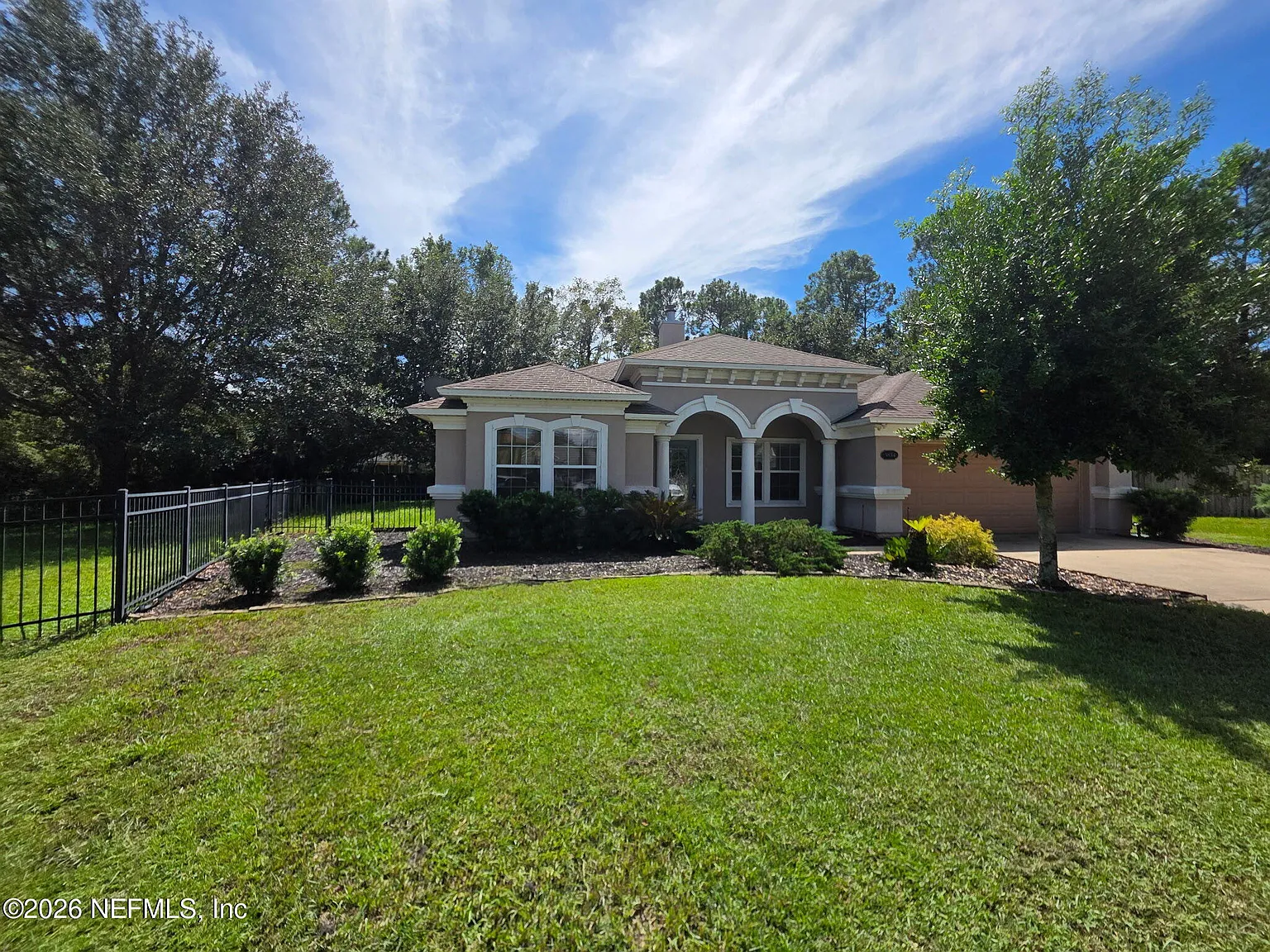 3 bed, 2.0 bath, 1969 sqft, $2,200 — Photo 2
