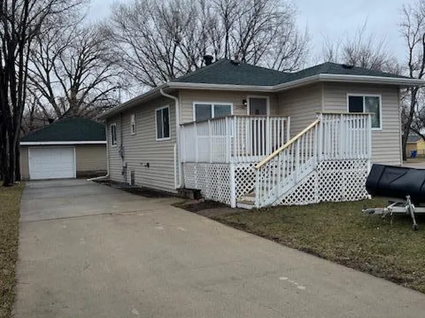 1046 26th St N, Fargo, ND 58102