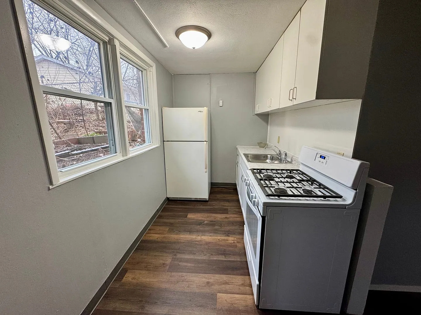 1 Bed / 1 Bath All Utilities Included Private Entrance — Photo 1