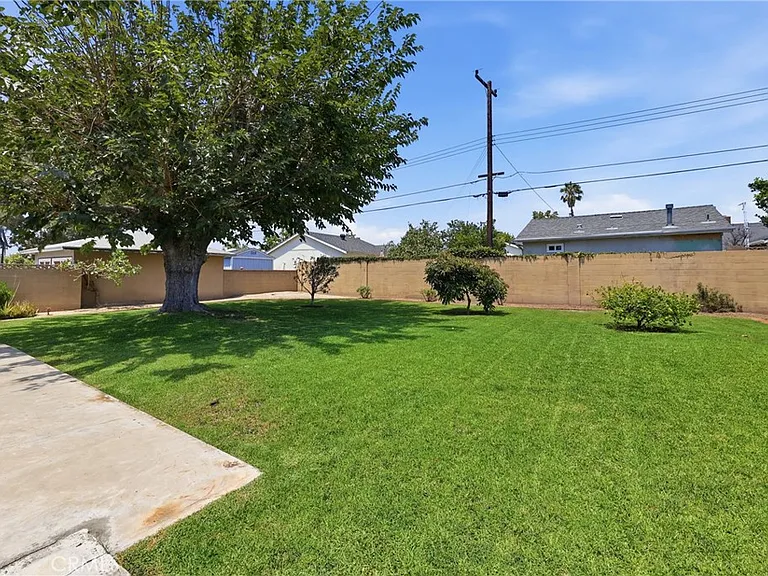1415 E Walnut Ave — Photo 21