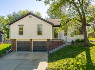 1529 Ridgeway Dr, Liberty, MO 64068