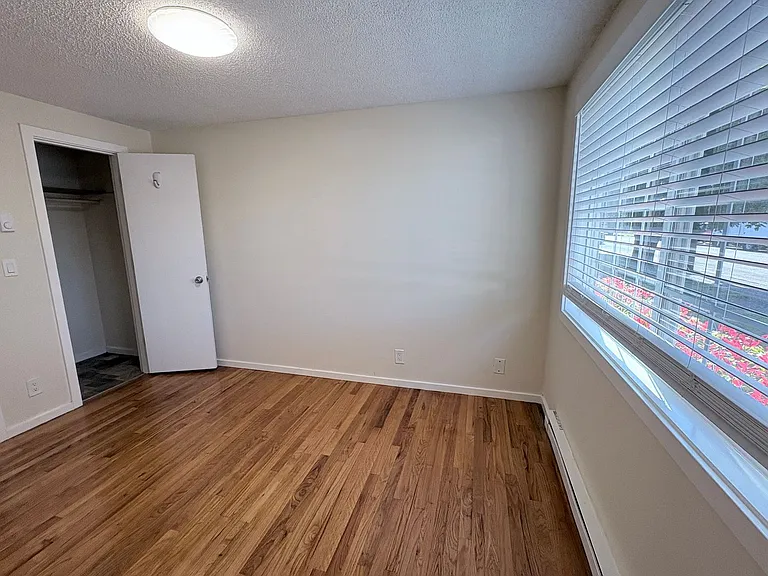 C2402 - Maple Court Apartments — Photo 8