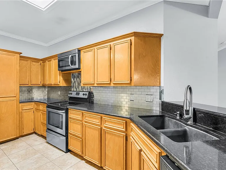 7658 Clearbrook Dr — Photo 11