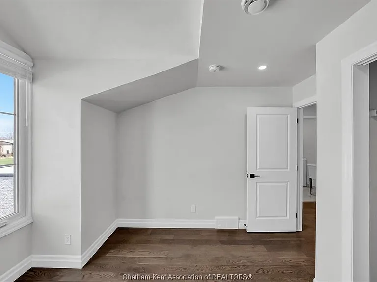 864 Park Ave W — Photo 18
