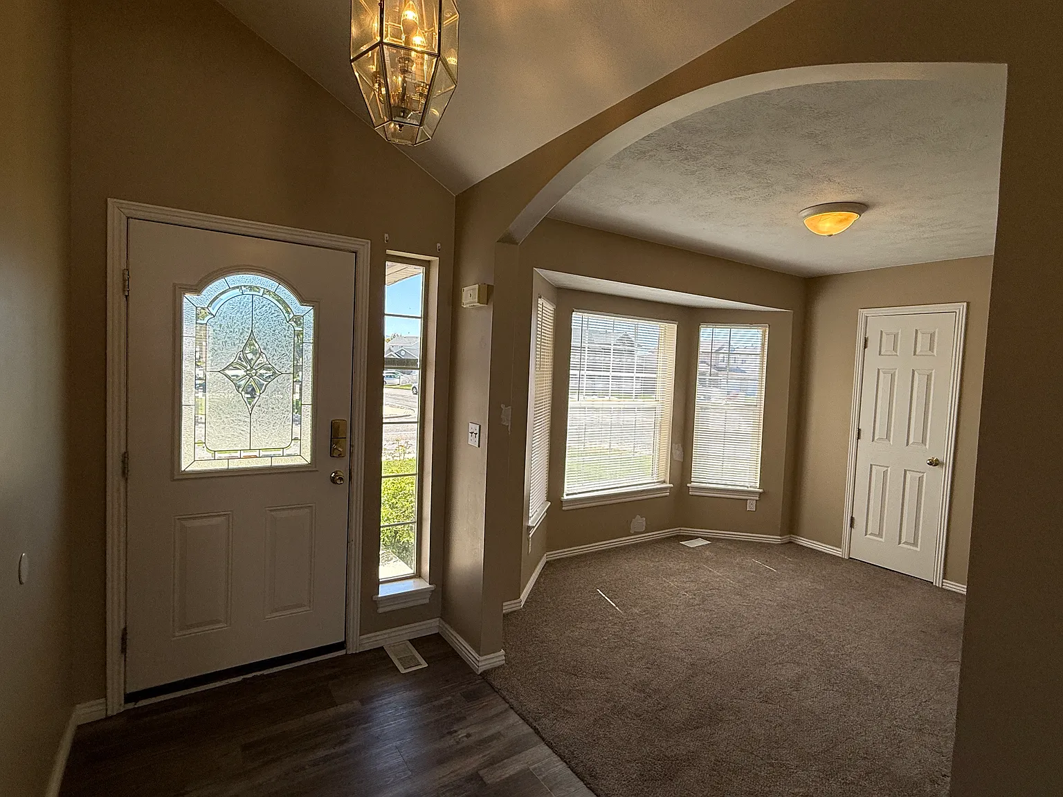 5 bed, 3066 sqft, $3,065 — Photo 3