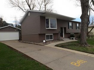 3329 Somerset Dr, Bettendorf, IA 52722