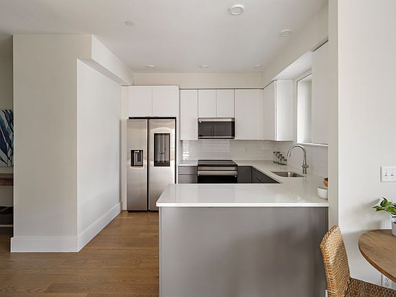3rd image of 421 High St #205