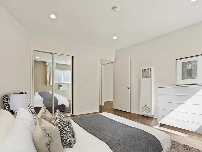 Barrington Avenue Apartment Homes — Photo 18
