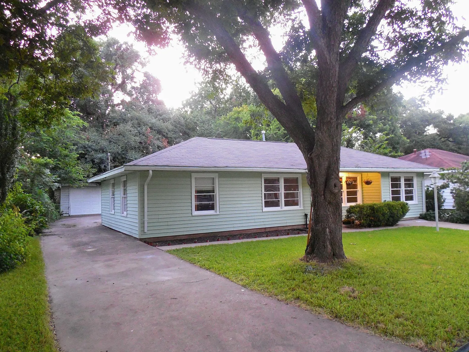 836 Magnolia St — Photo 2