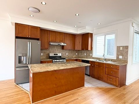 3rd image of 262 Woodrow St