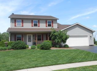 812 Robert Dr, Woodstock, IL 60098