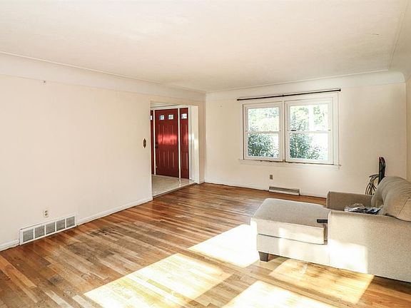 5th image of 977 Pineknot Dr