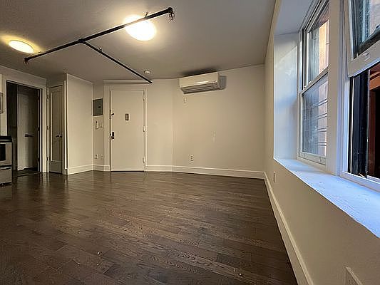 2nd image of 36 W 119th St #B2