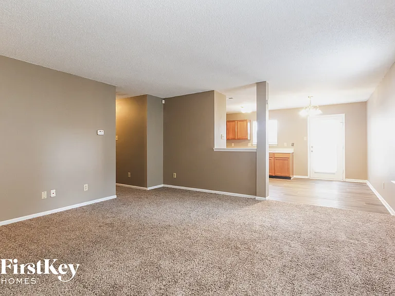 1861 Southernwood Ln — Photo 2