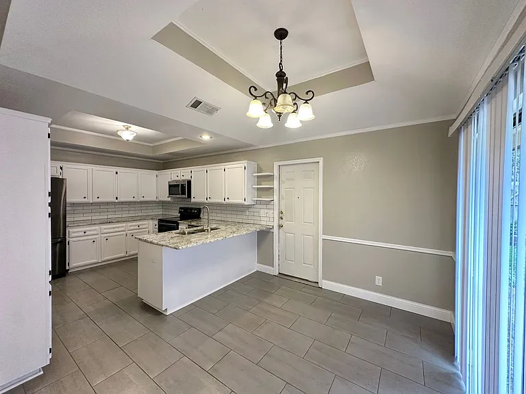 1818 Diana Ln — Photo 11
