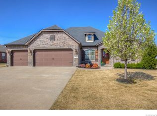 5718 Ashbrook Dr, Bartlesville, OK 74006